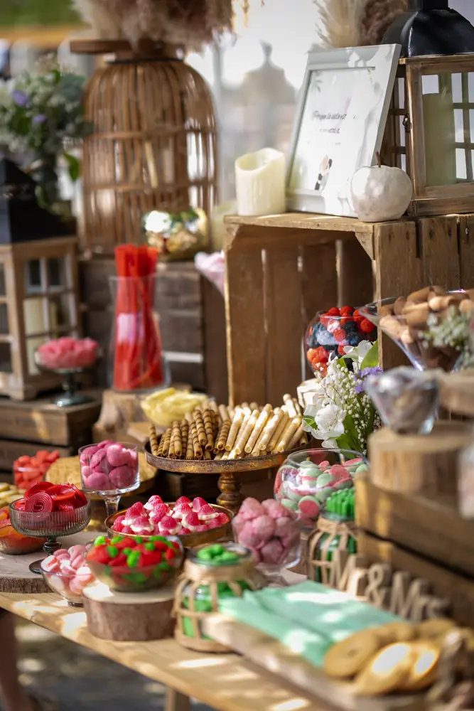 Candy bar con cajas de madera y dulces de colores