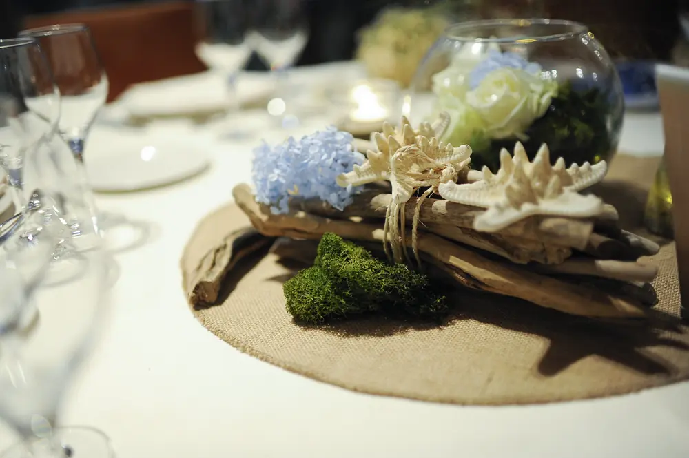 Centro de mesa con hortensias, madera y estrellas de mar