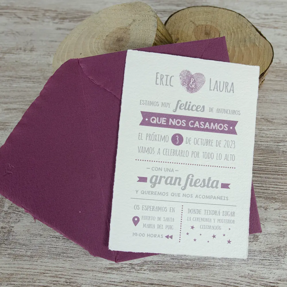 Invitación de boda personalizada con sobre morado