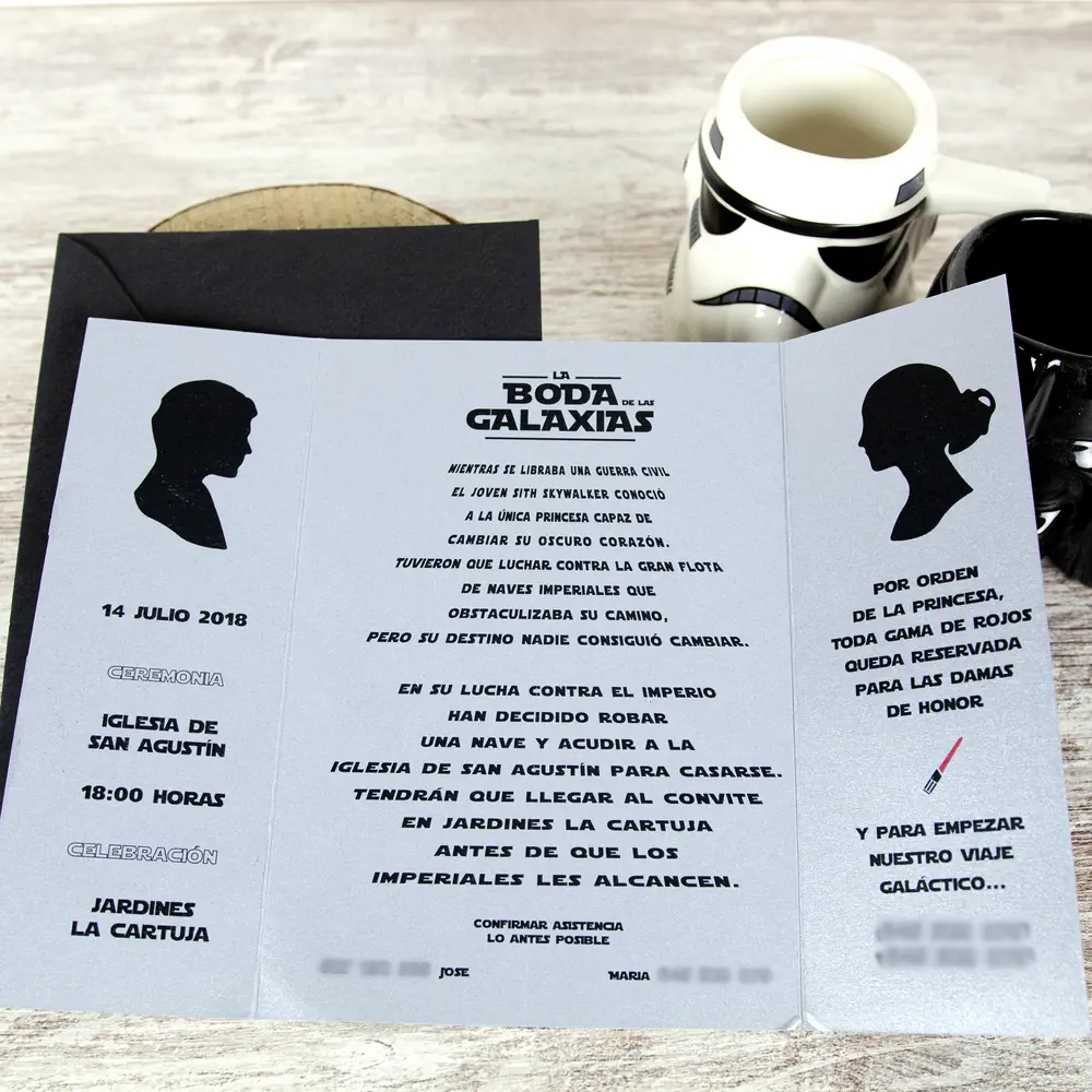 Invitación temática «La boda de las galaxias» abierta en tríptico plateado