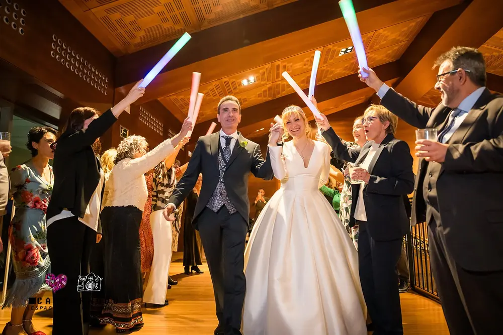 Los novios entran al baile entre palos de luz LED