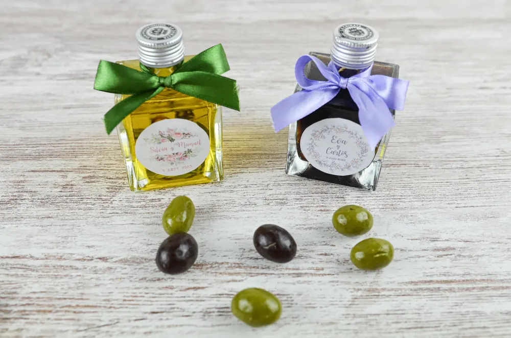 Botellitas de aceite con lazo como regalo para los invitados