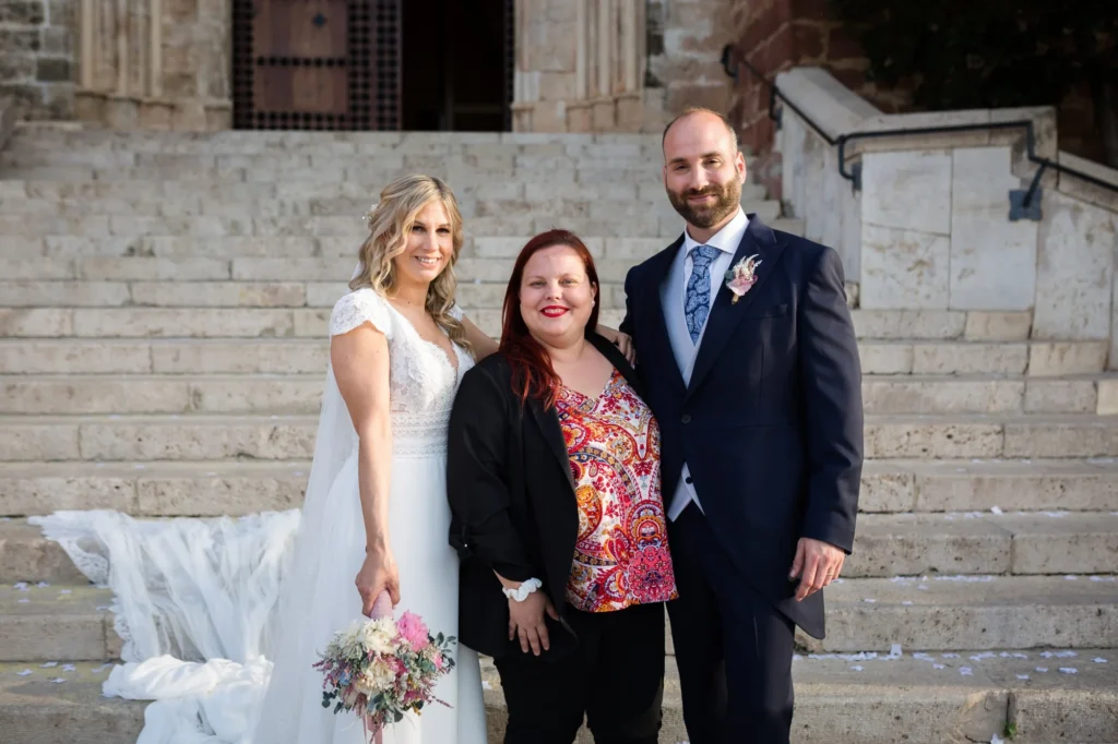 María Suárez, wedding planner, con los novios en la escalinata de la iglesia después de la ceremonia
